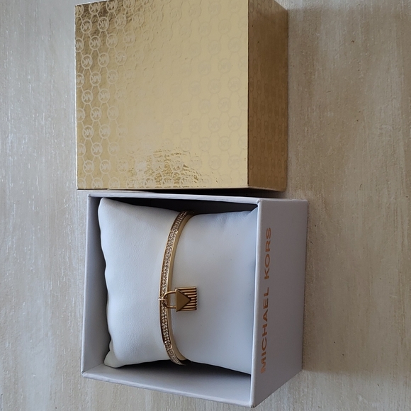 NWT SEND OFFER for MK & box. Exquisite bracelet - Picture 2 of 9